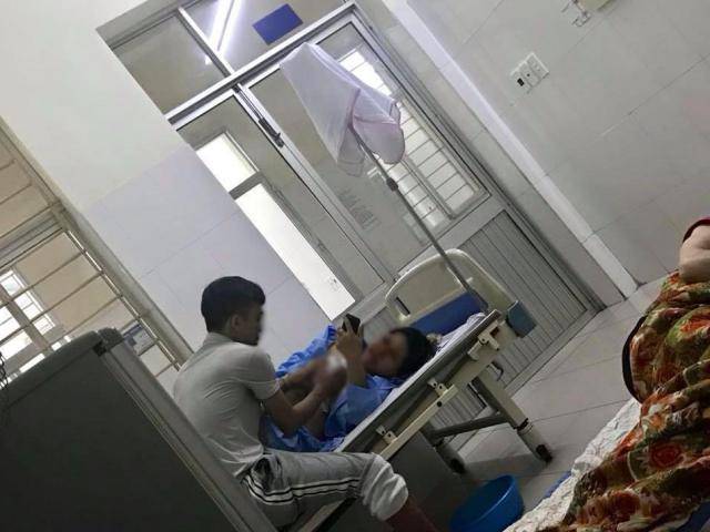 Vợ sinh tập 3 công chúa, chồng vừa chăm con vừa nói một câu khiến ai cũng phải ngưỡng mộ