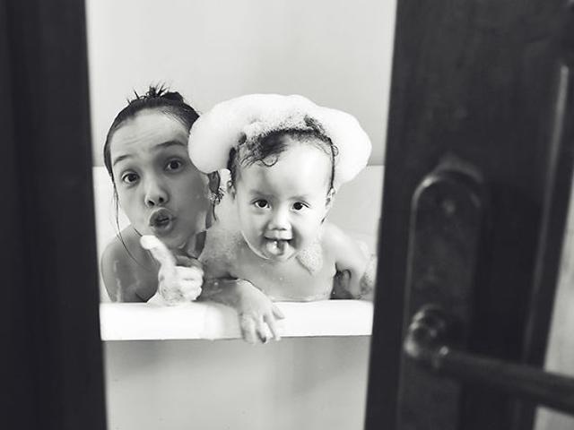 Ông bố Sài Gòn canh suốt 2 tuần để chụp bộ ảnh tặng vợ và con gái nhân dịp 8/3