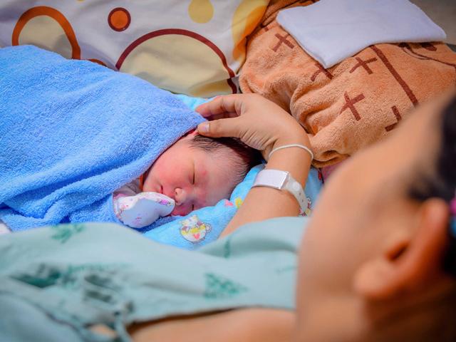 Xôn xao chuyện sinh tự nhiên, mẹ đẻ mổ nghẹn ngào: Không phải mẹ tròn con vuông là đủ sao?