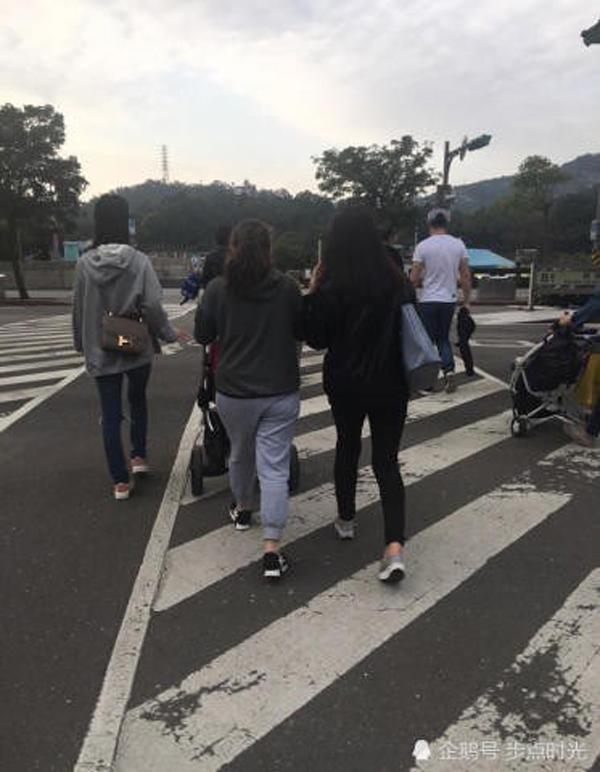 Bắt gặp amp;#34;gái một conamp;#34; Lâm Tâm Như mặt mũi phờ phạc, cằm ngấn mỡ - 5