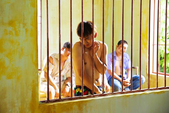 Hoài Lâm diện mỗi quần đùi, bị mời về đồn công an trong Cô nàng ngổ ngáo bản Việt - 3