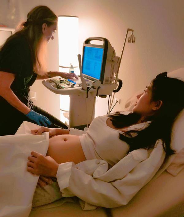 Mẹ bầu xinh như Hoa hậu: amp;#34;Vợ chồng tôi nhất quyết kiêng amp;#34;chuyện ấyamp;#34; suốt 3 tháng đầuamp;#34; - 4