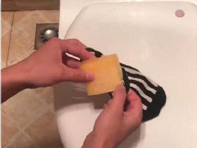 Chồng phục sát đất khi biết lý do vợ nhét xà bông vào chiếc tất rồi cho vào bồn cầu