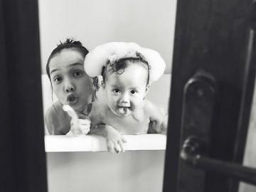 Ông bố Sài Gòn “canh” suốt 2 tuần để chụp bộ ảnh tặng vợ và con gái nhân dịp 8/3