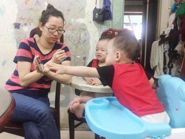 Tin tức 24h: Một ngày quay như chong chóng của người mẹ 27 tuổi sinh 5 con ở Hà Nội