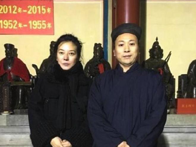 Bất ngờ giảm cân không kiểm soát, Triệu Vy xuất hiện gầy gò và già nua thấy rõ - 1