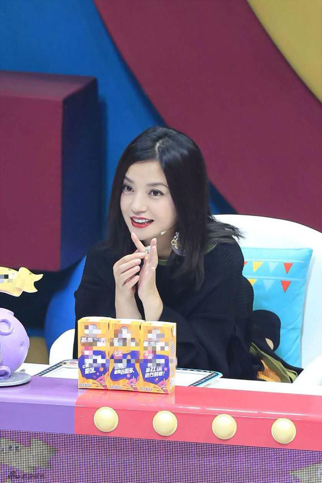 Bất ngờ giảm cân không kiểm soát, Triệu Vy xuất hiện gầy gò và già nua thấy rõ - 2