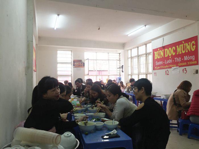 Ghé quán bún chửi Ngô Sĩ Liên thử ăn một bữa no không tiếng... chửi - 3