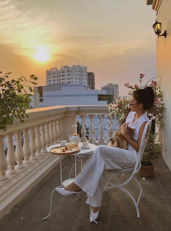 Tăng Thanh Hà, Thanh Hằng và loạt mỹ nhân đồng loạt diện sơ mi trắng tinh giản - 12