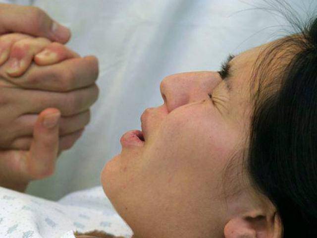 Đỡ đẻ cho con dâu tại nhà, mẹ chồng dùng dao rạch tầng sinh môn không may rách đầu cháu