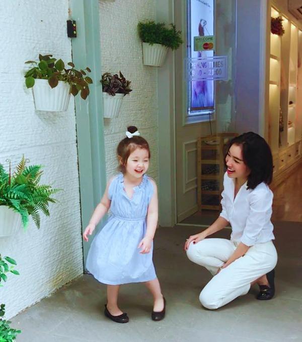 Tự tay đắp chăn cho mẹ đỡ lạnh, cử chỉ ngọt ngào của Cadie Mộc Trà được khen hết lời - 1