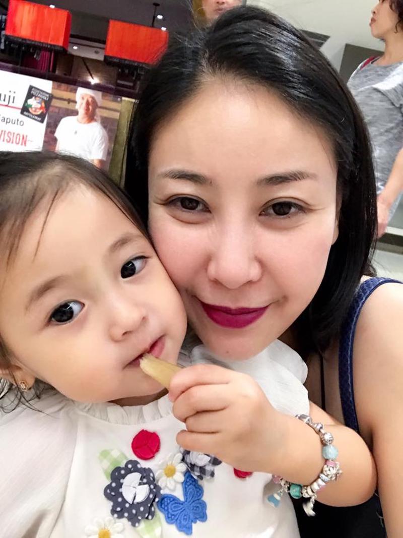 Trên trang cá nhân, Hoa hậu Hà Kiều Anh chia sẻ rất nhiều hình ảnh hai mẹ con.
