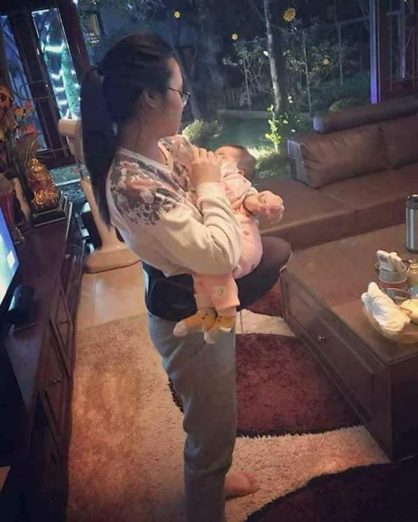 Những bà mẹ siêu nhân: Một tay bế con, tay kia vẫn amp;#34;cân cả thế giớiamp;#34; - 4