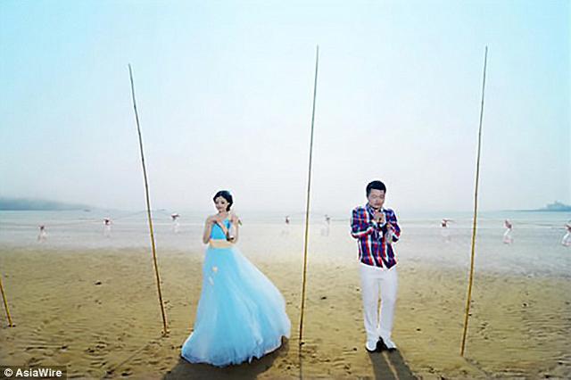 Cô gái sốc khi phát hiện chồng xuất hiện trong bức ảnh của mình từ 18 năm trước - 2