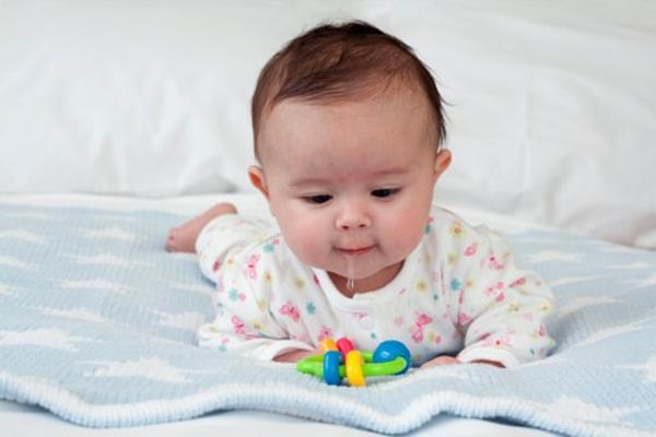 Hỏi đáp với chuyên gia: Có phải trẻ nào mọc răng cũng bị sốt, khi nào là nguy hiểm? - 1