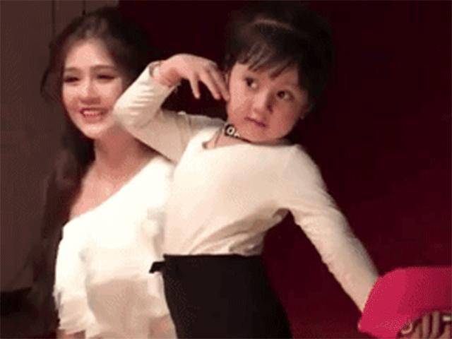Chỉ là lỡ tạo dáng hơi sâu trước ống kính, bé gái Sài Gòn hút 1,4 triệu lượt xem