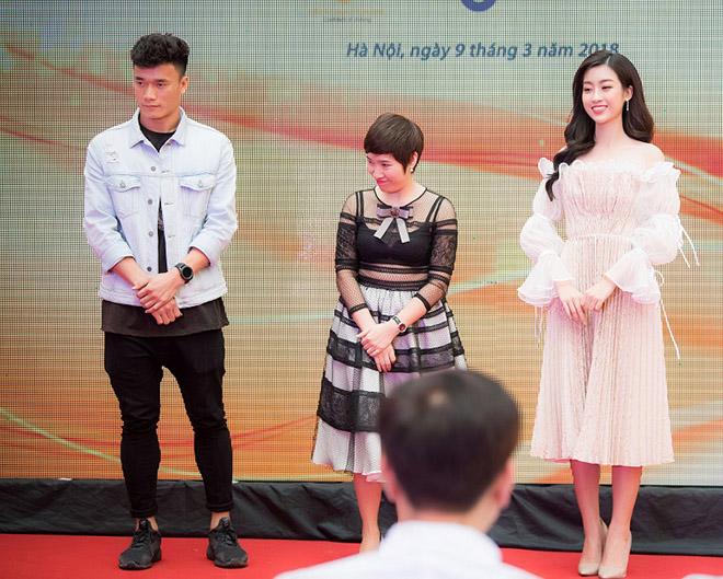 Người hâm mộ phát ghen khi thấy Bùi Tiến Dũng ngượng ngùng nhìn say đắm HH Đỗ Mỹ Linh - 4