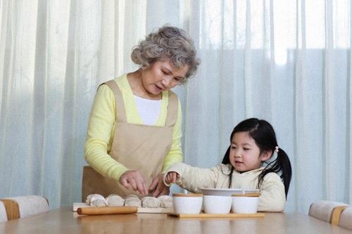 Nhất quyết không chịu chăm cháu nhưng mỗi lần tới chơi bà nội lại bĩu môi chê bà ngoại vụng - 2