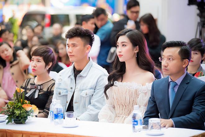 Người hâm mộ phát ghen khi thấy Bùi Tiến Dũng ngượng ngùng nhìn say đắm HH Đỗ Mỹ Linh - 1