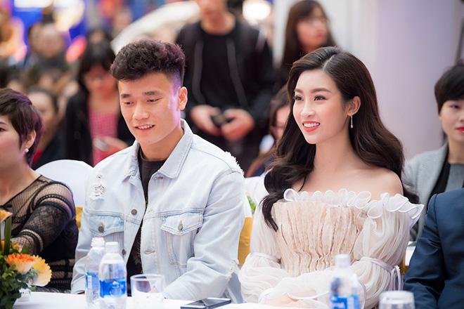 Người hâm mộ phát ghen khi thấy Bùi Tiến Dũng ngượng ngùng nhìn say đắm HH Đỗ Mỹ Linh - 2