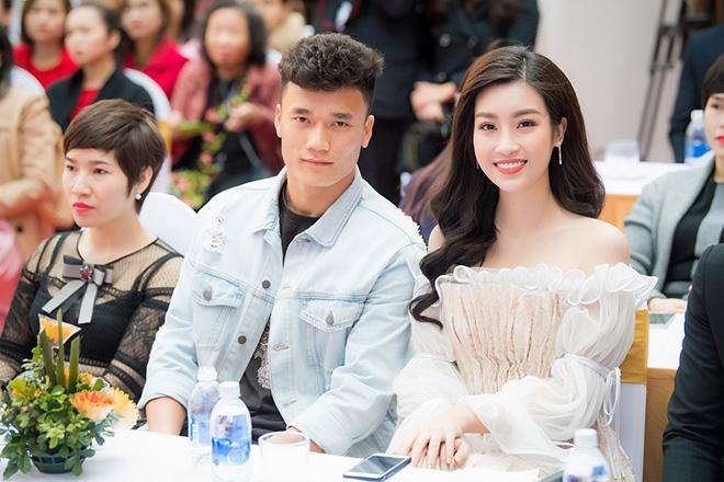 Người hâm mộ phát ghen khi thấy Bùi Tiến Dũng ngượng ngùng nhìn say đắm HH Đỗ Mỹ Linh - 5