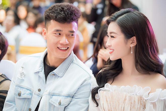 Người hâm mộ phát ghen khi thấy Bùi Tiến Dũng ngượng ngùng nhìn say đắm HH Đỗ Mỹ Linh - 6