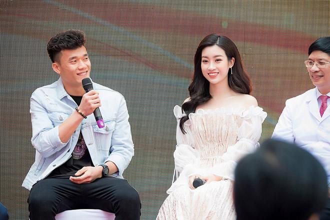 Người hâm mộ phát ghen khi thấy Bùi Tiến Dũng ngượng ngùng nhìn say đắm HH Đỗ Mỹ Linh - 9