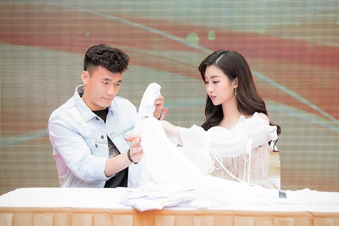 Người hâm mộ phát ghen khi thấy Bùi Tiến Dũng ngượng ngùng nhìn say đắm HH Đỗ Mỹ Linh - 8