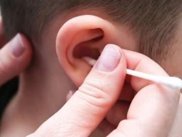 Trẻ giảm thính lực, tổn thương tai vì bố mẹ cố “nạo vét” ráy tai