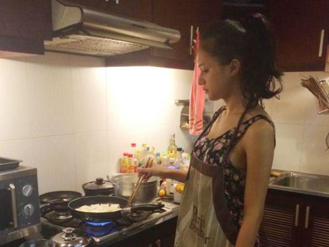 Bị kêu rửa rau như giặt đồ, Tân Hoa hậu Chuyển giới Hương Giang vẫn không ngừng vào bếp