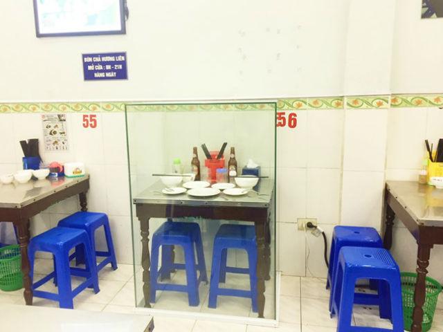 Quán bún chả Obama đóng hộp kính chỗ ngồi, ai cũng ngỡ ngàng khi biết sự thật