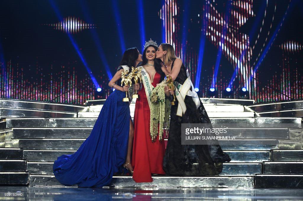 Hoa hậu Hương Giang phủ sóng tất cả các tờ báo lớn nhất thế giới rồi! - 8