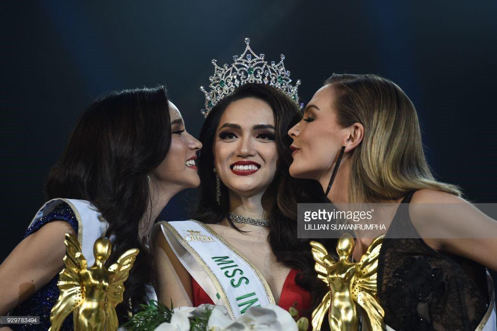 Hoa hậu Hương Giang phủ sóng tất cả các tờ báo lớn nhất thế giới rồi! - 7