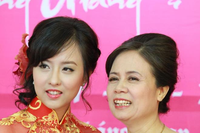 Ít ai biết, Tân hoa hậu Hương Giang còn có một người chị gái nhan sắc không kém cạnh! - 2