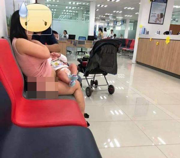 Kéo váy cho con bú hớ hênh lộ cả nội y, bà mẹ khiến dân mạng bùng nổ tranh cãi - 2