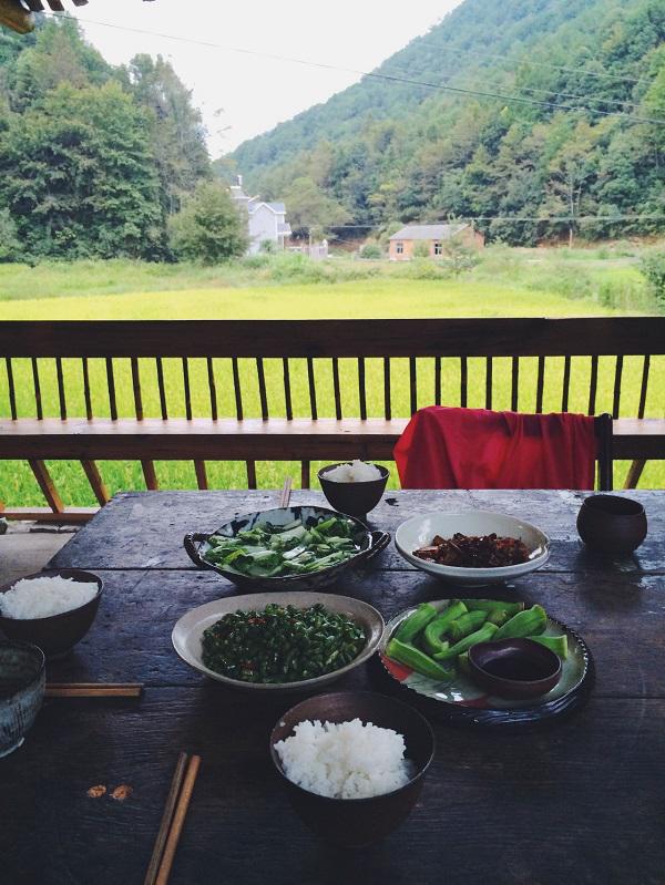 vo chong 8x bo pho ve nui lam gom trong rau, sua nha cu, song binh yen dang nguong mo - 16