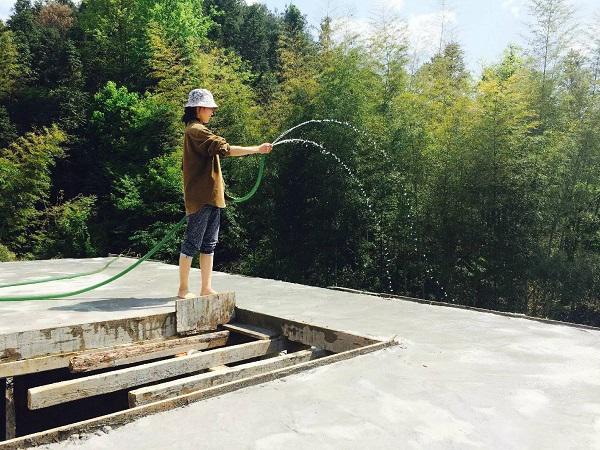 vo chong 8x bo pho ve nui lam gom trong rau, sua nha cu, song binh yen dang nguong mo - 6