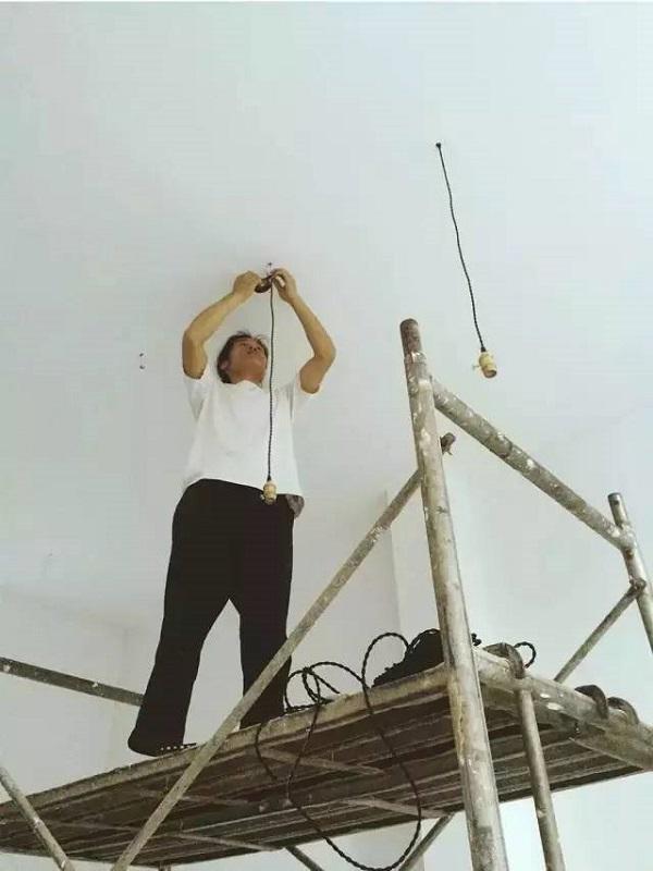 vo chong 8x bo pho ve nui lam gom trong rau, sua nha cu, song binh yen dang nguong mo - 5