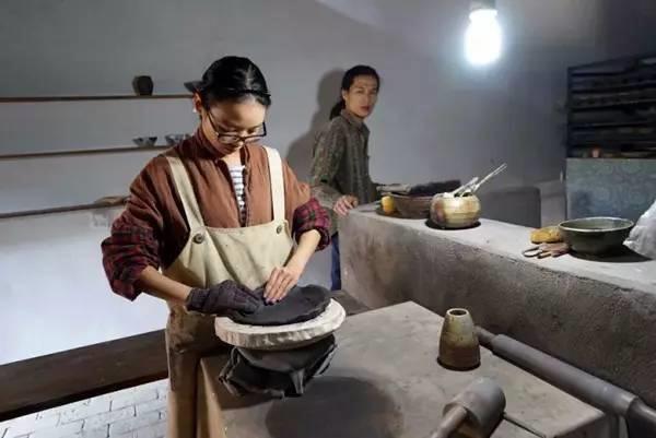 vo chong 8x bo pho ve nui lam gom trong rau, sua nha cu, song binh yen dang nguong mo - 14