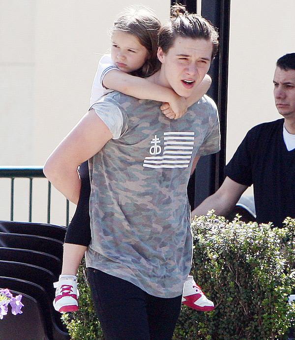 Không ngờ Brooklyn và Harper Beckham lại giống nhau như hai giọt nước - 4