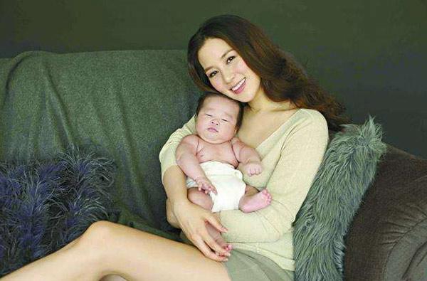 Lấy chồng tỷ phú, bị chê amp;#34;máy đẻamp;#34;, mẹ 9 năm sinh 4 con phản ứng khiến ai cũng choáng - 7