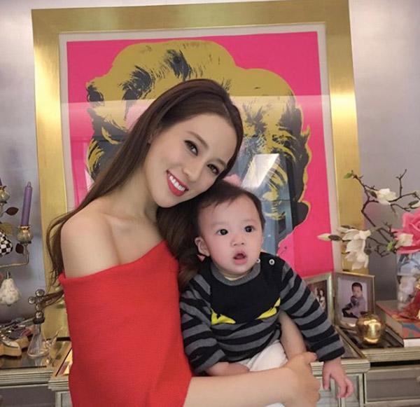 Lấy chồng tỷ phú, bị chê amp;#34;máy đẻamp;#34;, mẹ 9 năm sinh 4 con phản ứng khiến ai cũng choáng - 1