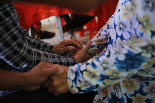Vụ bồn cầu nhà vệ sinh phát nổ: Đám tang thắt lòng người miền Tây! - 4