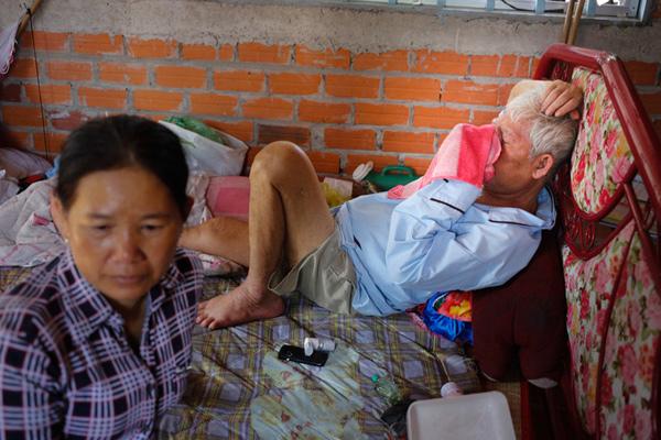 Vụ bồn cầu nhà vệ sinh phát nổ: Đám tang thắt lòng người miền Tây! - 7