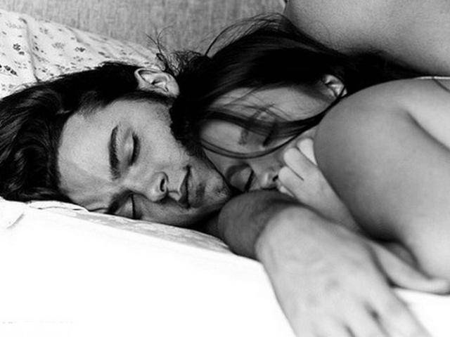 Lần đầu qua đêm với người yêu, cô gái bất ngờ với hành động của bạn trai