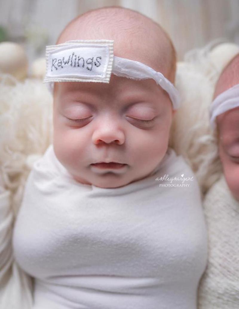 Hình ảnh về các bé sơ sinh được nhiếp ảnh gia Ashley Sargent chụp lại và chia sẻ.
