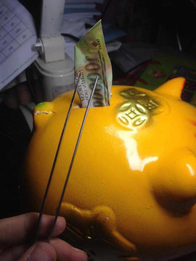 Ai cùng từng có tuổi thơ amp;#34;dữ dộiamp;#34; như thế: Nuôi heo đất rồi khổ sở tìm cách amp;#34;rút ruộtamp;#34; - 1