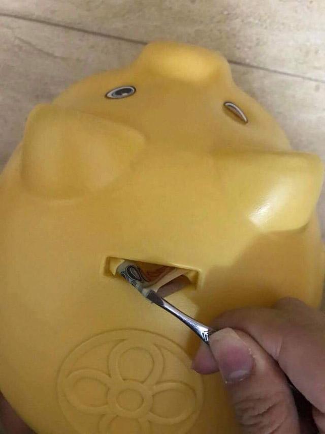 Ai cùng từng có tuổi thơ amp;#34;dữ dộiamp;#34; như thế: Nuôi heo đất rồi khổ sở tìm cách amp;#34;rút ruộtamp;#34; - 3