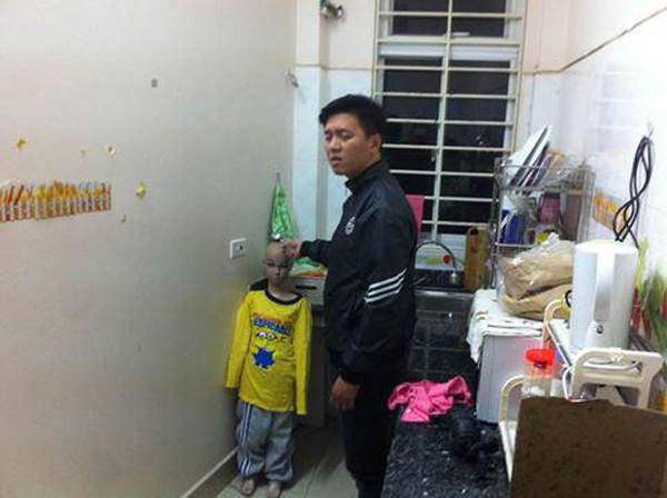 Vụ bé trai 10 tuổi bị cha đẻ, mẹ kế bạo hành: Giật mình kết quả giám định thương tật - 1