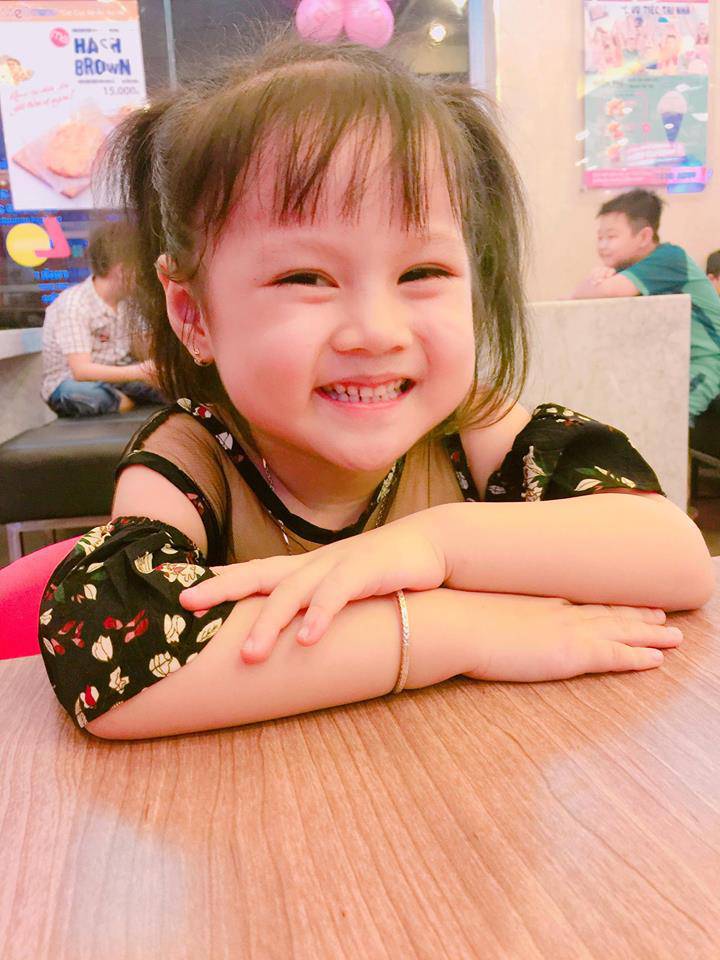 Danh tính bất ngờ của bé gái Sài Gòn và amp;#34;mẹ trẻamp;#34; với màn tạo dáng amp;#34;đốn timamp;#34; dân mạng - 11